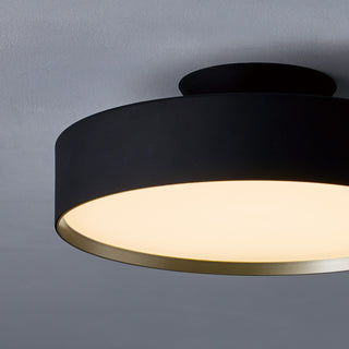 縁は上品でシックなシャンパンゴールド。