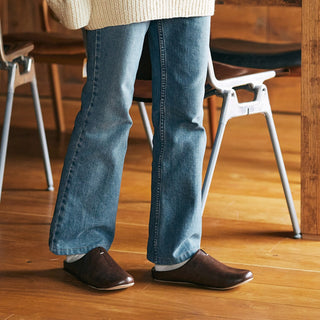 デザインはシンプルで、しっとりとした履き心地。