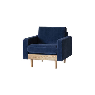 モダンな佇まいと木の優しい風合いが感じられるソファ。