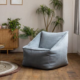 コンパクトながら座りやすく、姿勢をキープしやすいデザインに仕上げています。