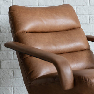 革の風合いを表現したリサイクルレザーを使用。