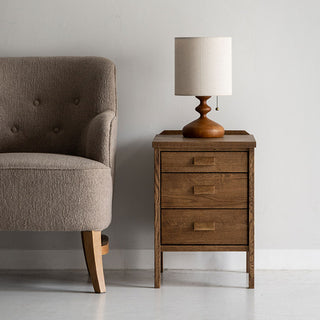 スペースを圧迫しないミニサイズで、ベッドサイドやソファサイドの細々した収納にぴったり。