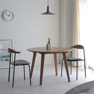 スチール製のフレームは重たくなりすぎず、圧迫感がなく洗練された印象です。