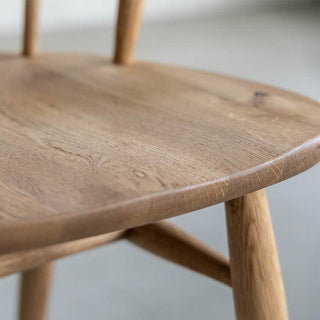 オークの無垢材を使用しているので、木本来の表情や経年変化を感じられます。