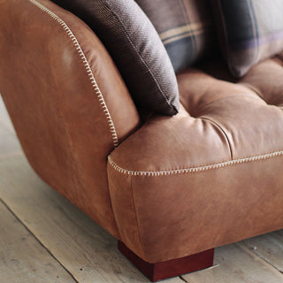 パイピングをグローブにあるような特徴のあるステッチで仕上げています。