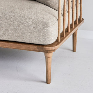 木色に合わせて足元のデザインが異なります。