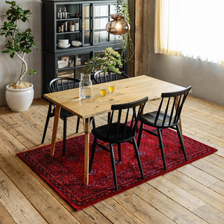 毛足が短く汚れが目立ちにくいので、ダイニングシーンにもおすすめ。