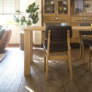 背面に施された鋲がアクセントになってます