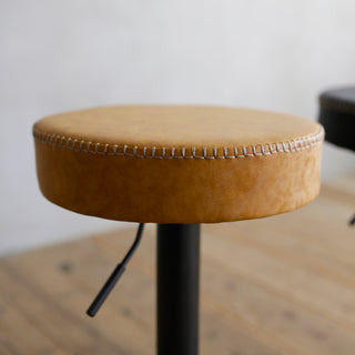 レバーを引くと昇降します。