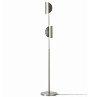 ミニマルでモダンなデザインがスマートな佇まいを見せるフロアランプ。