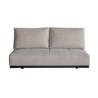 ソファと異なるカラーの背クッションを合わせてもOK。