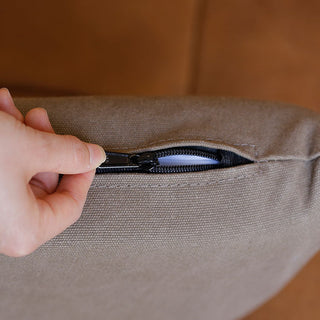 カバーは取り外すことが出来ます。背クッションはキャンバスブラウンの生地を使用。