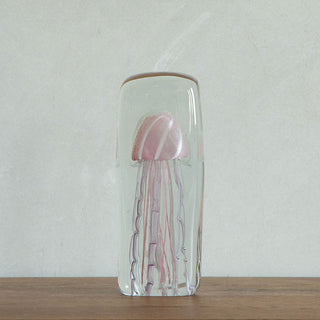 四角い水の中に1匹のクラゲが浮遊しているかのようなガラス製オブジェ