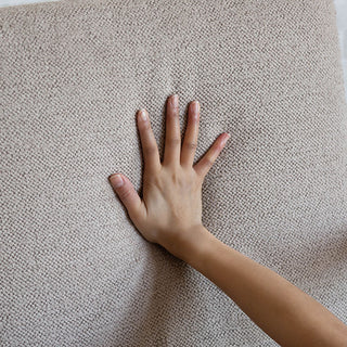 背と座のクッションはどちらも取り外しができ、普段のお手入れも簡単。