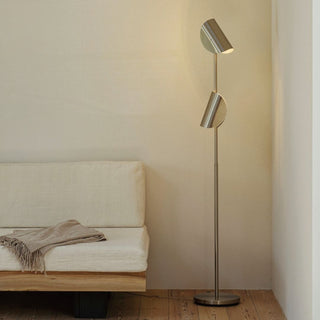 木製のナチュラルな家具と合わせればトレンド感のあるコーディネイトに。