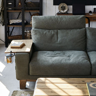 置く場所を気にせず、ちょっとしたテーブルになるアームテーブル。(別売)