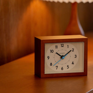 木枠にひのき無垢材を使用したレトロモダンな置き時計。