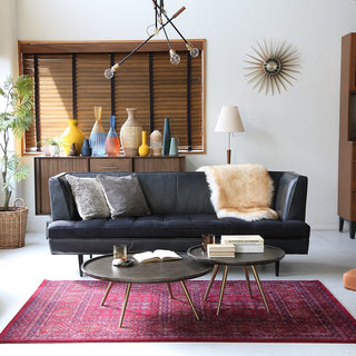 ヴィンテージラグのような細かい柄と深みのある赤色を機械織りで再現したラグ。