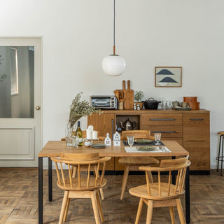 絶妙なカーブを描き膨らむフォルムが穏やかな印象のペンダントライト。