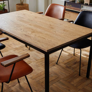 木の自然な表情を残すために、オイル塗装を施しています。