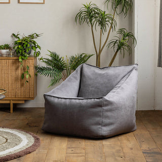 コンパクトながら座りやすく、姿勢をキープしやすいデザインに仕上げています。