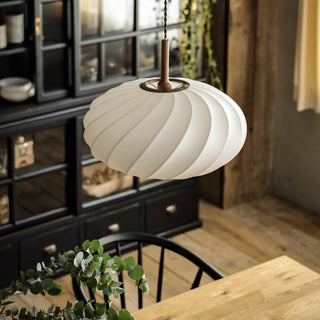 和紙にも似た弾力のある生地が魅力のFalkペンダントライト。