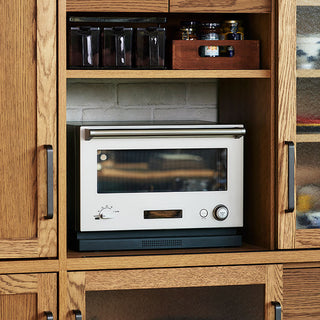 背板をオープンにすることで家電から発生する熱や蒸気がこもらないようにしています。