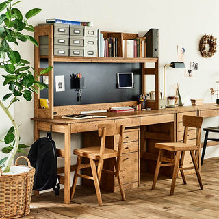 ナチュラルで優しい風合いのオーク材を使用しています。