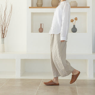 歩くことを考えて靴屋さんが丁寧につくったスリッパ。