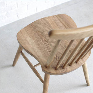 ライトブラウンは無垢材ならではの木の温もりを感じられます。