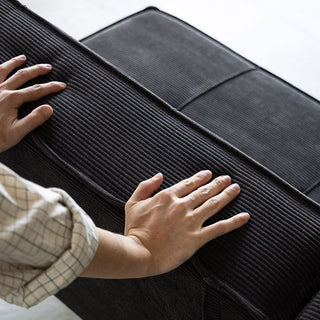 背もたれを前へ押すと、後ろに倒れてフラットにできます。