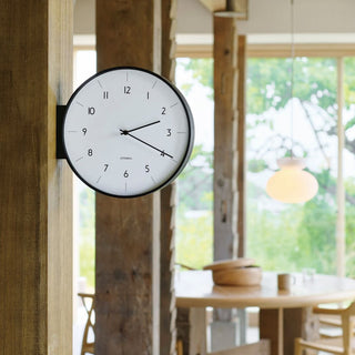 ありそうでなかった天然木を使用した両面時計