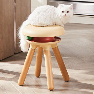 スツールにおもちゃをつけることで、飼い主の側でペットが遊ぶ様子を見守れるように設計しました。