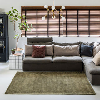 ベース部分に⽤いられたコットン素材が⼩慣れた表情を醸し出します。