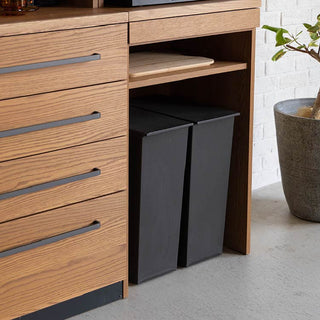 キッチンで置き場に困るダストボックス収納付き。