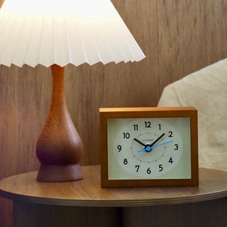 文字盤の形やフォント、色はどこか懐かしさを感じます。