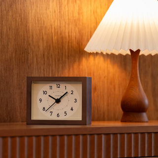 文字盤の形やフォント、色はどこか懐かしさを感じる素朴なデザイン。