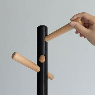 木製フックはスチールのポールに差し込むだけのシンプルな構造です。