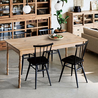 オーク無垢材を贅沢に使用し、木の温もりと豊かな風合いを最大限に引き出しました。