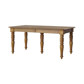 アンティークテイスト好きの方におすすめのダイニングテーブル。