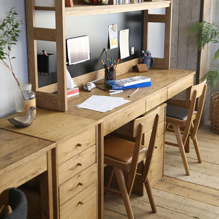 4段タイプはエールデスクと並べて天板スペースを広く使うことができます。