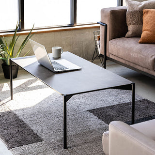 ソファに座りながら、または床に座っても使いやすい高さです。