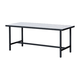 本物のタイルを貼り込んだ、お手入れしやすいダイニングテーブル。