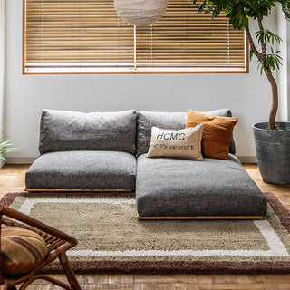 お部屋を広く見せてくれる、すっきりとしたデザインのロータイプソファ。