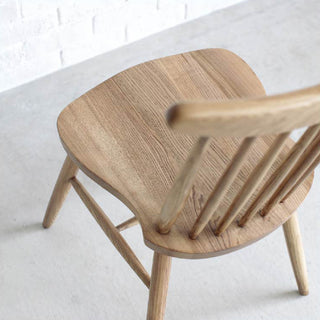 ライトブラウンは無垢材ならではの木の温もりを感じられます。