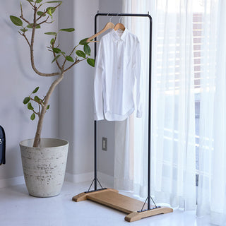 シンプルなスチールフレームに優しい風合いのオーク材を調和させたハンガーラック。