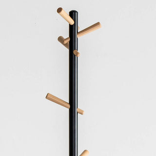 木製のフックが6つ付属しており、帽子やカバン類、長さのあるストールやマフラー、シャツやコートなどの丈の長い衣類もかけられます。