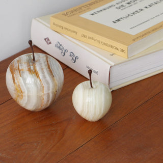 天然のマーブルストーンを削り出して作られたアップルオブジェ。