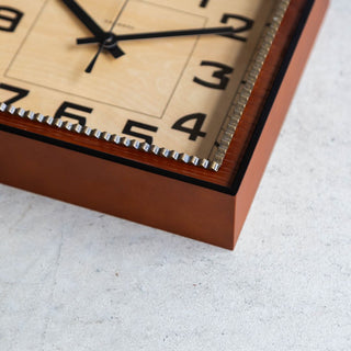 縁にはブラスを使用。経年変化を楽しめます。