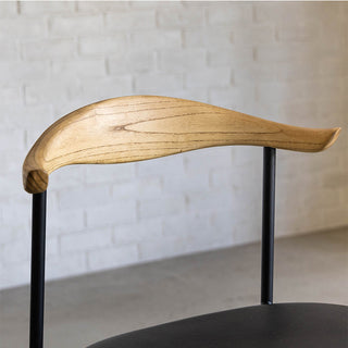 ハーフアームの木肘は、肘置きとして使えるので腕の負担を軽減してくれます。